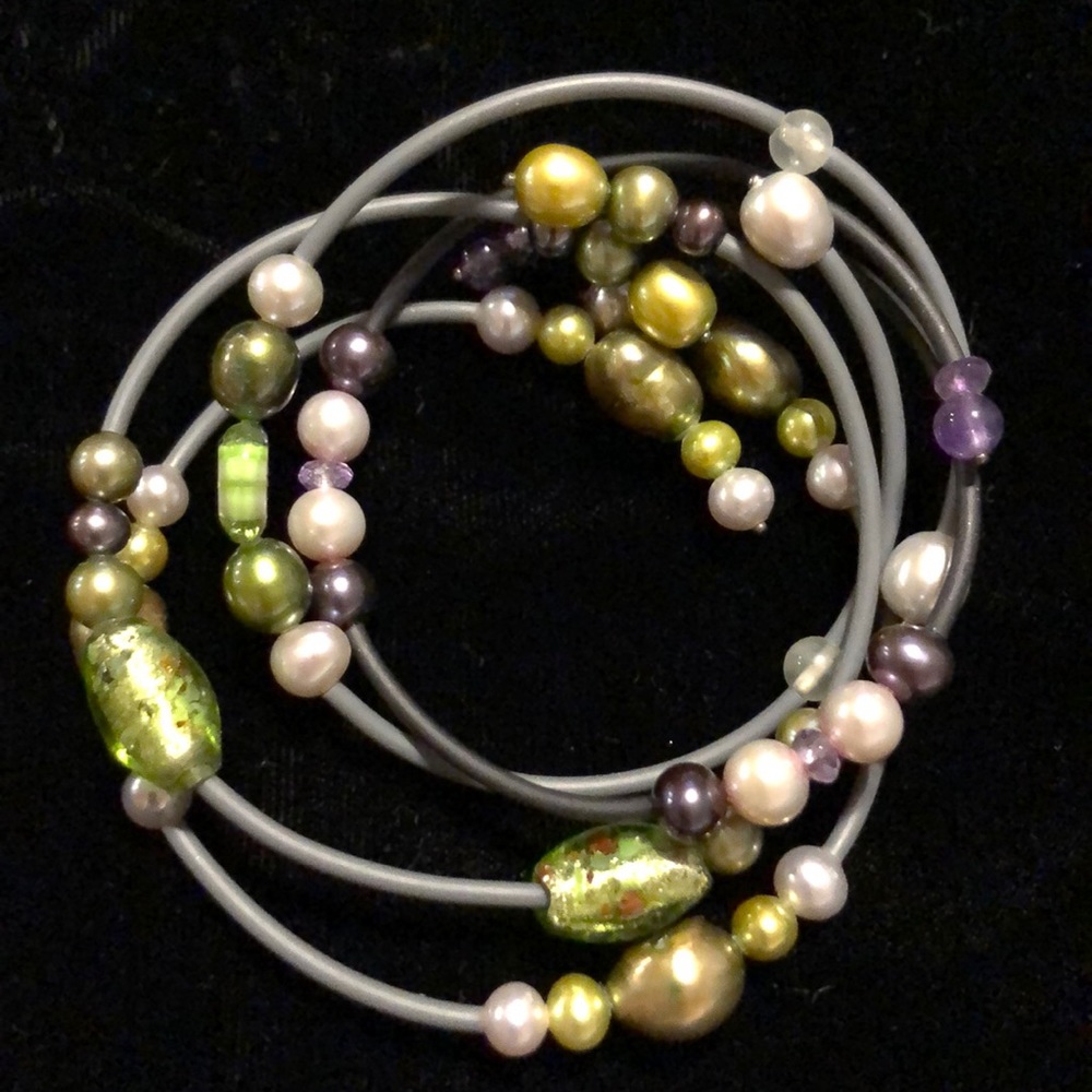 Pearlized & Glossy Beads Across A Mixture of Four Expandable Bracelets